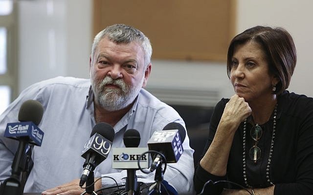 La présidente de Meretz Zahava Galon et le député Meretz Ilan Gilon lors d'une réunion du parti à la Knesset le 25 Novembre 2013. (Yonatan Sindel / Flash90) La présidente de Meretz Zahava Galon et le député Meretz Ilan Gilon lors d'une réunion du parti à la Knesset le 25 Novembre 2013. (Yonatan Sindel / Flash90)