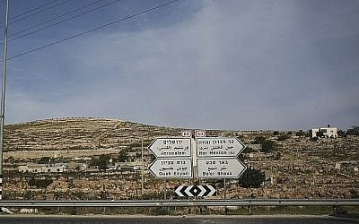 Illustration : Une signalisation routière sur la Route 60, pointant vers Jérusalem et Beer Sheva, le 23 avril 2014. (Hadas Parush / Flash 90)
