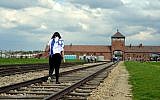Une étudiante au camp d'Auschwitz-Birkenau en Pologne le 27 avril 2014. (Yossi Zeliger/Flash 90)