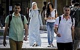 Illustration : étudiants arabes israéliens sur le campus de Givat Ram à l'université hébraïque, le premier jour de la nouvelle année universitaire, le 26 octobre 2014. (Miriam Alster / Flash90)