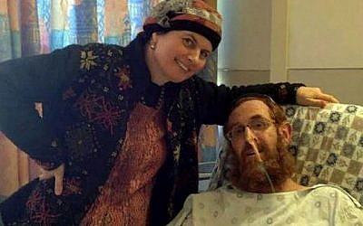Yehuda Glick, à droite, et son épouse posent pour une photo au centre médical de Shaare Zedek à Jérusalem le 13 novembre 2014 (Autorisation de la famille via  Flash90)