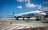 Un avion d'Arkia Airlines à l'aéroport Ben Gurion. (Crédit : Moshe Shai/Flash90)