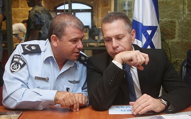 Le ministre israélien de la Sécurité intérieure Gilad Erdan, à droite, et le chef de la police Jérusalem de l'époque Moshe “Chico” Edri, à gauche, lors d'une conférence de presse au complexe russe de Jérusalem, le 7 octobre 2015 (Crédit : Marc Israel Sellem/POOL)