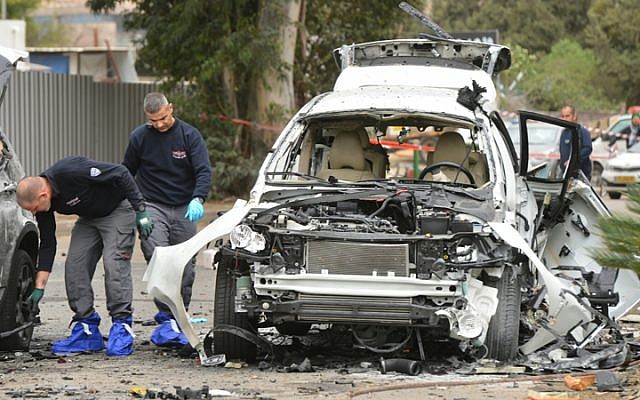 Photo d'illustration d'une inspection policière suite à un attentat à la voiture piégée près de Tel Aviv, le 19 janvier 2016. (Flash90) Photo d'illustration d'une inspection policière suite à un attentat à la voiture piégée près de Tel Aviv, le 19 janvier 2016. (Flash90)
