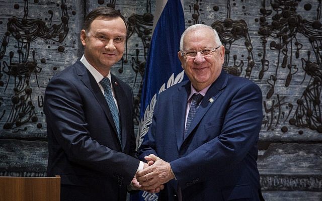 Le président Reuven Rivlin avec le président polonais  Andrzej Duda, durant une cérémonie officielle de bienvenue à la résidence du président de Jérusalem, le 17 janvier 2017. (Crédit : Hadas Parush/Flash90)