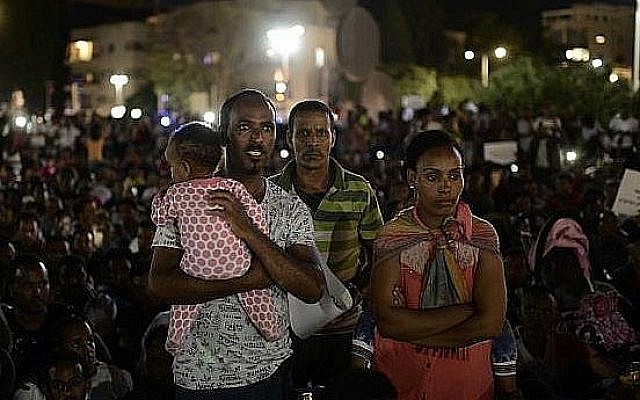 Des migrants africains participent à une manifestation à Tel Aviv le 10 juin 2017 contre la "loi sur les dépôts", qui exige qu'ils déposent 20 % de leur salaire dans un fonds qu'ils ne peuvent récupérer qu'après leur départ du pays. (Tomer Neuberg / Flash90) Des migrants africains participent à une manifestation à Tel Aviv le 10 juin 2017 contre la "loi sur les dépôts", qui exige qu'ils déposent 20 % de leur salaire dans un fonds qu'ils ne peuvent récupérer qu'après leur départ du pays. (Tomer Neuberg / Flash90)