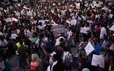 Des migrants africains participent à une manifestation, à Tel Aviv, le 10 juin 2017 (Tomer Neuberg / Flash90)