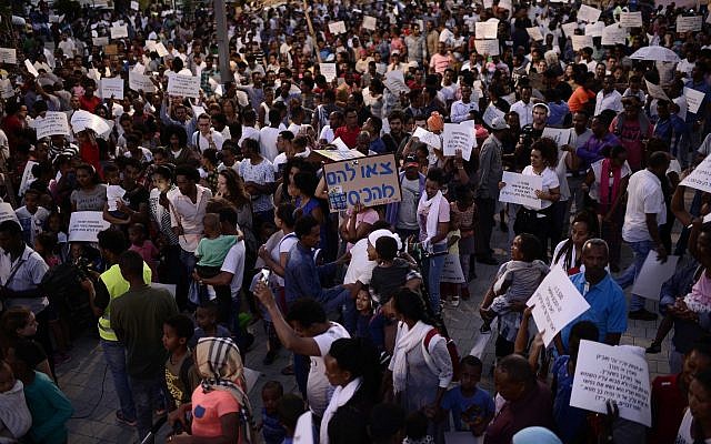 Des migrants africains participent à une manifestation, à Tel Aviv, le 10 juin 2017 (Tomer Neuberg / Flash90)