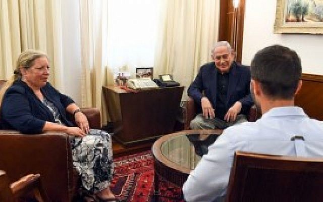 Le Premier ministre Benjamin Netanyahu rencontre le garde de sécurité Ziv Moyal (d) et l'ambassadrice d'Israël en Jordanie, Einat Schlein, au bureau du Premier ministre à Jérusalem le 25 juillet 2017. (Haim Zach / GPO) Le Premier ministre Benjamin Netanyahu rencontre le garde de sécurité Ziv Moyal (d) et l'ambassadrice d'Israël en Jordanie, Einat Schlein, au bureau du Premier ministre à Jérusalem le 25 juillet 2017. (Haim Zach / GPO)