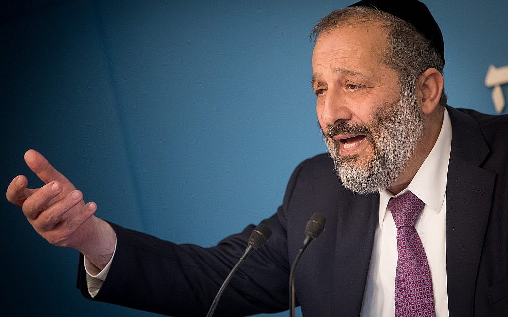 Aryeh Deri lors d'une conférence de presse sur une nouvelle réforme sur les supermarchés, au bureau du Premier ministre, à Jérusalem, le 3 décembre 2017. (Crédit : Yonatan Sindel/Flash90)