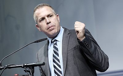 Gilad Erdan, ministre de la Sécurité publique, le 31 décembre 2017. (Crédit : Tomer Neuberg/Flash90)