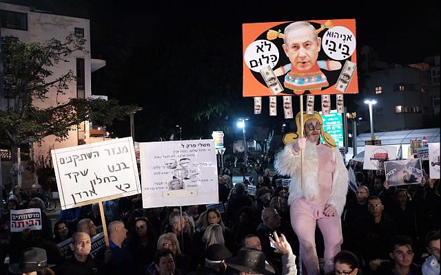 Des milliers d'Israéliens lors de la manifestation anti-corruption hebdomadaire de Tel Aviv le 6 janvier 2018 (Crédit : Tomer Neuberg/Flash90) Des milliers d'Israéliens lors de la manifestation anti-corruption hebdomadaire de Tel Aviv le 6 janvier 2018 (Crédit : Tomer Neuberg/Flash90)