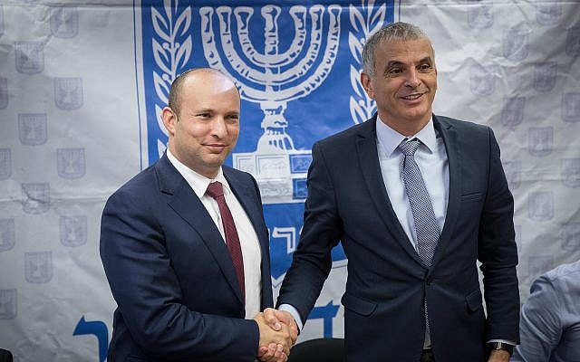 Le ministre des Finances Moshe Kahlon (à droite) et le ministre de l'Éducation Naftali Bennett, lors d'une conférence de presse sur al réduction des vacances scolaires, au ministères des Finances, à Jérusalem, le 8 janvier 2018. (Crédit :Hadas Parush/Flash90) Le ministre des Finances Moshe Kahlon (à droite) et le ministre de l'Éducation Naftali Bennett, lors d'une conférence de presse sur al réduction des vacances scolaires, au ministères des Finances, à Jérusalem, le 8 janvier 2018. (Crédit :Hadas Parush/Flash90)