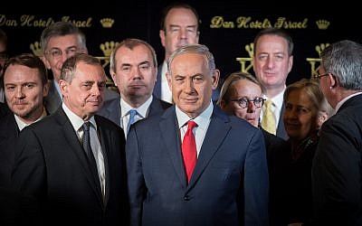 Le  Premier ministre Benjamin Netanyahu lors d'une conférence de presse conjointe avec les ambassadeurs de l'OTAN en Israël à l'hôtel du roi David de Jérusalem, le 9 janvier 2018 (Crédit : Hadas Parushl/Flash90)