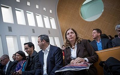 Anat Hoffman (d), présidente de l'organisation "Women of the Wall" à la Cour suprême de Jérusalem lors de l'audience concernant l'accord du Mur occidental, le 14 janvier 2018. (Yonatan Sindel / Flash90)