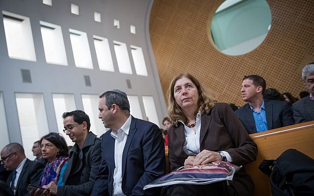 Anat Hoffman (d), présidente de l'organisation "Women of the Wall" à la Cour suprême de Jérusalem lors de l'audience concernant l'accord du Mur occidental, le 14 janvier 2018. (Yonatan Sindel / Flash90) Anat Hoffman (d), présidente de l'organisation "Women of the Wall" à la Cour suprême de Jérusalem lors de l'audience concernant l'accord du Mur occidental, le 14 janvier 2018. (Yonatan Sindel / Flash90)