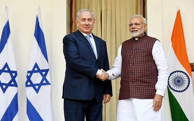 Le Premier ministre Benjamin Netanyahu et son homologue indien Narendra Modi se serrent la main lors d'une conférence de presse conjointe dans la maison du président à New Delhi, en Inde, le 15 janvier 2018. (Crédit : Avi Ohayon / GPO) Le Premier ministre Benjamin Netanyahu et son homologue indien Narendra Modi se serrent la main lors d'une conférence de presse conjointe dans la maison du président à New Delhi, en Inde, le 15 janvier 2018. (Crédit : Avi Ohayon / GPO)