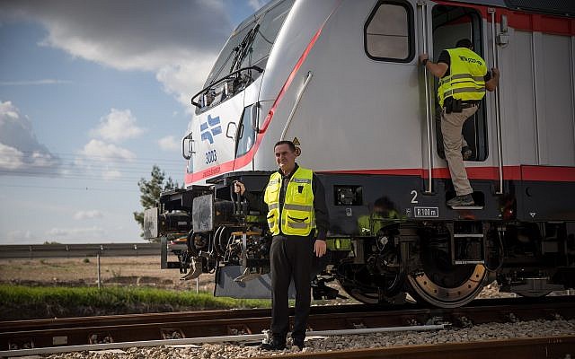 Le ministre des Transports Israel Katz durant un voyage test sur la ligne à grande vitesse Jérusalem-Tel Aviv dans le centre d'Israël le 16 janvier 2018 (Crédit : Hadas Parush/Flash90)