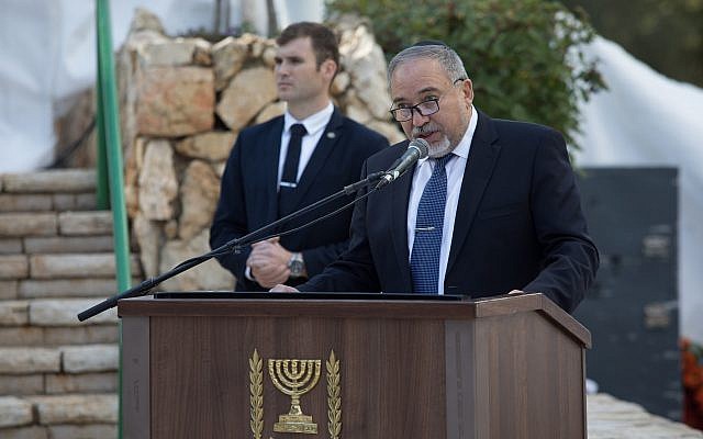 Le ministre de la DéfenseAvigdor Liberman lors d'une cérémonie commémorative au mont Herzl, le 16 janvier 2018. (Crédit : Yonatan Sindel/Flash90) Le ministre de la DéfenseAvigdor Liberman lors d'une cérémonie commémorative au mont Herzl, le 16 janvier 2018. (Crédit : Yonatan Sindel/Flash90)