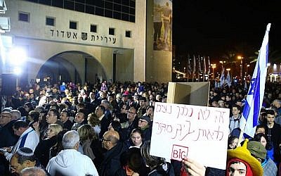 Des manifestants israéliens protestent contre la fermeture des commerces à Shabbat dans la ville d'Ashdod, le 20 janvier 2018. Flash90)