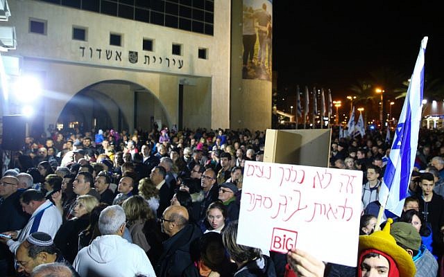 Des manifestants israéliens protestent contre la fermeture des commerces à Shabbat dans la ville d'Ashdod, le 20 janvier 2018. Flash90) Des manifestants israéliens protestent contre la fermeture des commerces à Shabbat dans la ville d'Ashdod, le 20 janvier 2018. Flash90)