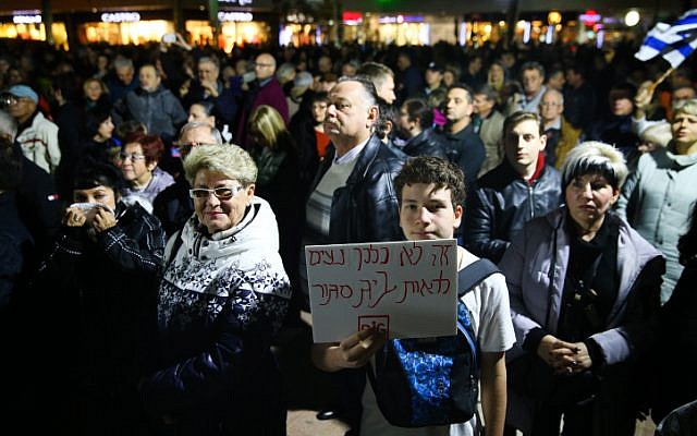 Des manifestants protestent devant la municipalité d'Ashdod contre la fermeture d'entreprises le jour du Shabbat, le 20 janvier 2018. (Flash90)