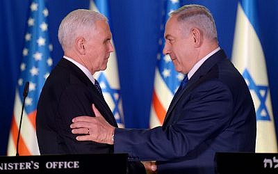 Le vice président américain Mike Pence et le Premier ministre  Benjamin Netanyahu à la résidence du Premier ministre de Jérusalem, le 22 janvier 2018 (Crédit :  Avi Ohayon/GPO)