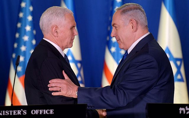 Le vice président américain Mike Pence et le Premier ministre Benjamin Netanyahu à la résidence du Premier ministre de Jérusalem, le 22 janvier 2018 (Crédit : Avi Ohayon/GPO) Le vice président américain Mike Pence et le Premier ministre Benjamin Netanyahu à la résidence du Premier ministre de Jérusalem, le 22 janvier 2018 (Crédit : Avi Ohayon/GPO)