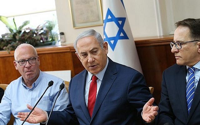 Le Premier ministre Benjamin Netanyahu dirige une réunion du cabinet du Premier ministre à Jérusalem, le 28 janvier 2018 (Alex Kolomoisky / Pool)