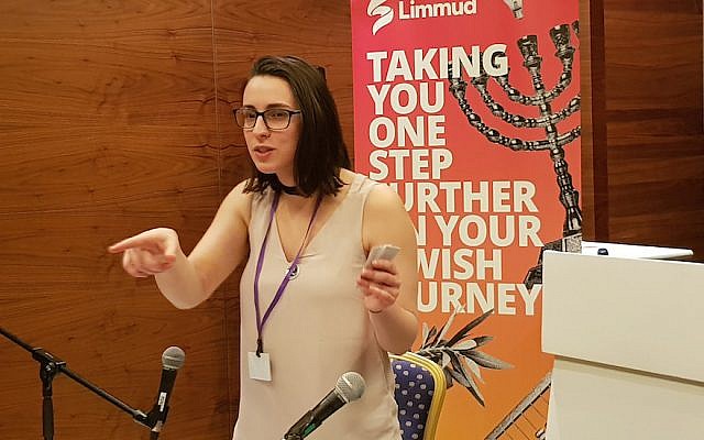 Florence Schechter présentant son idée de musée à un festival du  Limmud à Birmingham, au Royaume-Uni, le 28 décembre 2017 (Crédit :  Cnaan Liphshiz/JTA)