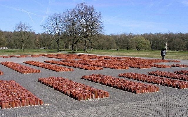 Photo d'illustration : Des milliers de pierre gravées d'étoiles de David en mémoire des 100 000 Juifs venus du camp de transit de Westerbork aux Pays-Bas vers les camps de la mort nazis (Crédit : Vanrijnr/Wikimedia Commons) Photo d'illustration : Des milliers de pierre gravées d'étoiles de David en mémoire des 100 000 Juifs venus du camp de transit de Westerbork aux Pays-Bas vers les camps de la mort nazis (Crédit : Vanrijnr/Wikimedia Commons)