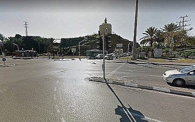 Une photo d'illustration de l'échangeur de HaSira sur la route 2, à côté de Herzliya. (Crédit : Google maps)