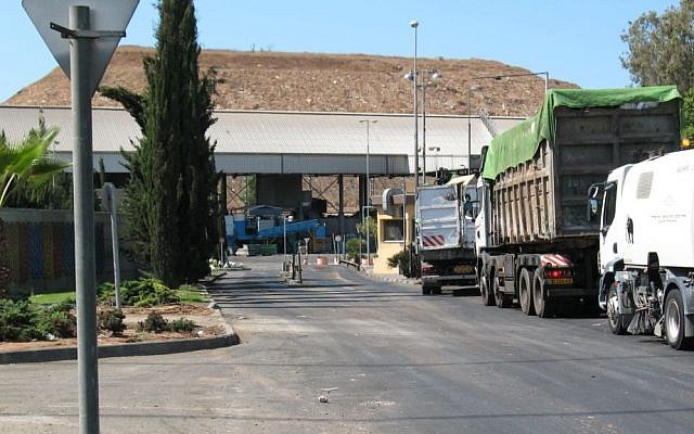 L'entrée du site de recyclage de Hiriya dans le centre d'Israël, le 19 septembre 2008 (Crédit : Shnili/Creative Commons)
