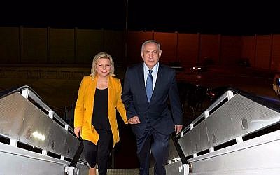 Le Premier ministre Benjamin Netanyahu et son épouse Sara embarquent pour l'Amérique latine le 10 septembre 2017. (Raphael Ahren / Times of Israel)