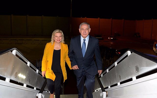 Le Premier ministre Benjamin Netanyahu et son épouse Sara embarquent pour l'Amérique latine le 10 septembre 2017. (Raphael Ahren / Times of Israel) Le Premier ministre Benjamin Netanyahu et son épouse Sara embarquent pour l'Amérique latine le 10 septembre 2017. (Raphael Ahren / Times of Israel)