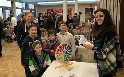 Des enfants lors d'un événement de Hannouka du Centre de jeunesse de la communauté juive de Dortmund (Marc Neugroschel / Times of Israël)