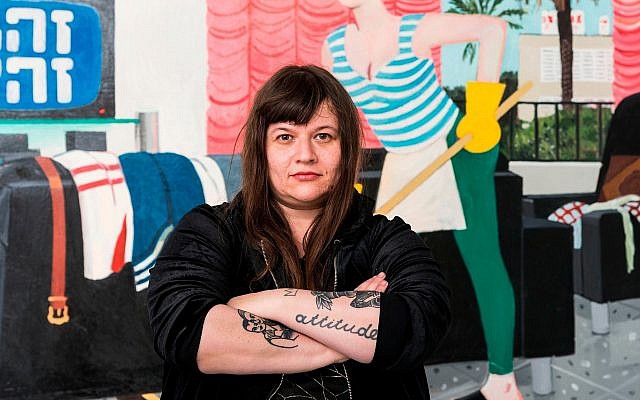 L'artiste Zoya Cherkassky pose devant l'une de ses oeuvres lors de son exposition solo 'Pravda' au musée d'Israël (Crédit : Eli Pozner/Israel Museum)