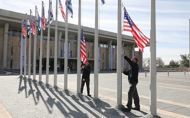 Les employés installent des drapeaux américains en l'honneur du discours du vice-président Mike Pence à la Knesset, le 21 janvier 2018. (Crédit : Yitzhak Harari/Knesset)