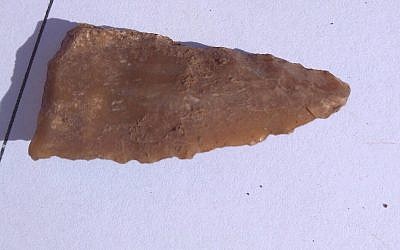 Le couteau de chasse, datant d'il y a 10 000, découvert par de jeunes écoliers durant une fouille archéologique à Barkan, en Cisjordanie. (Crédit : Roi Hadi)