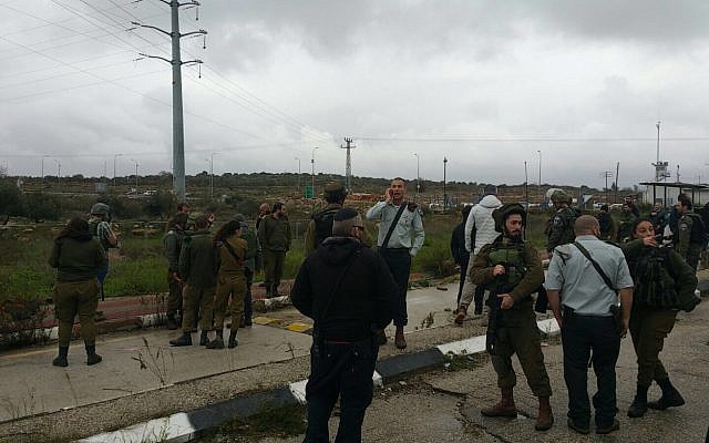 Image d'illustration : les forces de sécurité israéliennes sur les lieux de la tentative d'attaque à l'arme blanche à la jonction de Tapuah en Cisjordanie, le 23 janvier 2018 (Conseil régional de Samarie) Image d'illustration : les forces de sécurité israéliennes sur les lieux de la tentative d'attaque à l'arme blanche à la jonction de Tapuah en Cisjordanie, le 23 janvier 2018 (Conseil régional de Samarie)