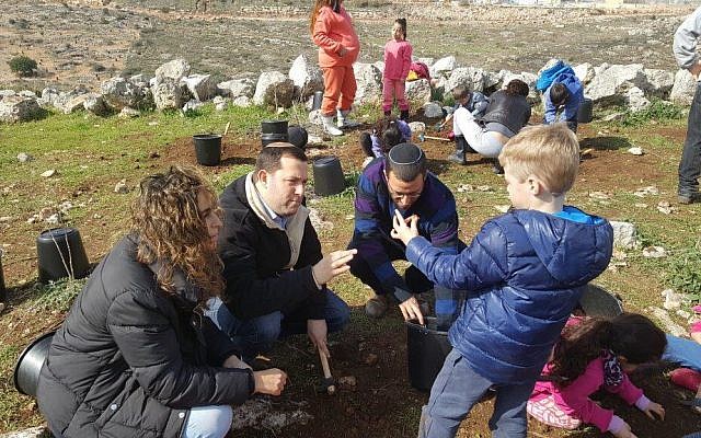 Les élèves de l'école Benzion Netanyahu, dans l'implantation de Barkan, en Cisjordanie, pendant les fouilles archéologiques. (Crédit : Roi Hadi)