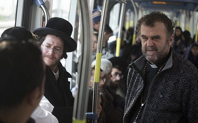 La mosaïque qui se présente elle-même dans le tramway de Jérusalem, avec l'acteur italien Pipo Del Bono, à droite, et Haim David, à gauche. (Autorisation : Amos Gitai) La mosaïque qui se présente elle-même dans le tramway de Jérusalem, avec l'acteur italien Pipo Del Bono, à droite, et Haim David, à gauche. (Autorisation : Amos Gitai)