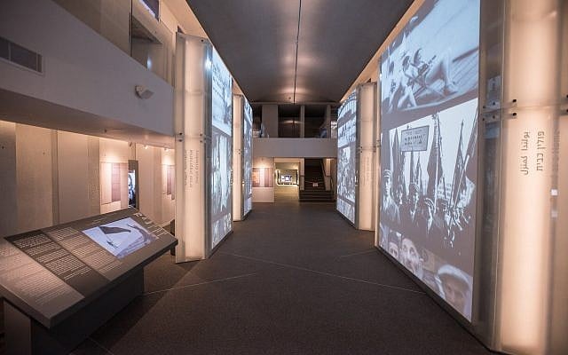 L’exposition recrée l’atmosphère d’une rue de Varsovie (Crédit : Musée des combattants du ghetto)