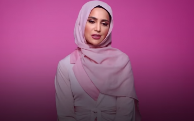Amena Khan (Crédit : capture d'écran YouTube)