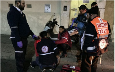Des médecins soignent un patient le 31 décembre 2017. (Courtesy/Yissachar Weiss)