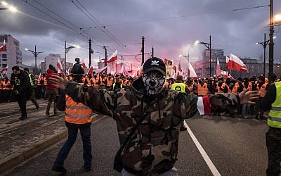 Des milliers de personnes réunies lors d'une marche pour la Journée de l'indépendance de la Pologne à Varsovie, le 12 novembre 2017 (Crédit : Lorena de la Cuesta/SOPA Images/LightRocket via Getty Images)