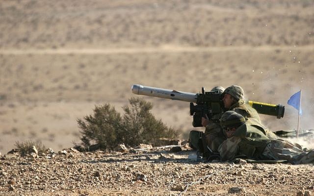 Illustration : Des soldats israéliens lançant un missile guidé anti-char Spike lors d'un exercice d'entraînement. (Crédit : Rafael Advanced Defense Systems)