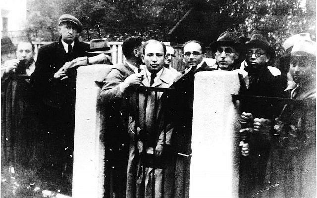 La file d'attente de réfugiés juifs à Kovno, devant le consulat de Chiune Sugihara, dans les années 1940 (Crédit : Nobuki Sugihara)
