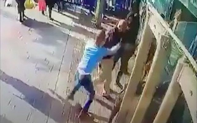 Capture d'écran de la bande vidéo de la caméra de sécurité montrant Yassin Abu al-Qar'a (en chemise bleue) poignardant Asher Elmaliach à l'entrée de la gare routière centrale de Jérusalem le 10 décembre 2017