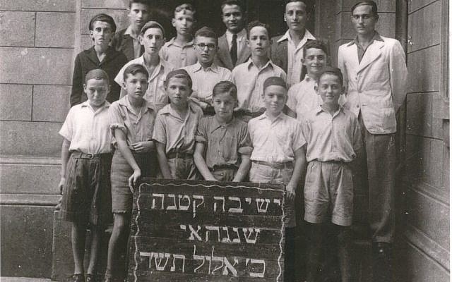 Illustration : les étudiants de la Yeshiva Mir à Shangaï, après avoir fui l'Europe de l'Est durant la Seconde guerre mondiale, grâce aux visas délivrés pas le diplomate japonais Chiune Sugihara. (Crédit : famille Bagley)